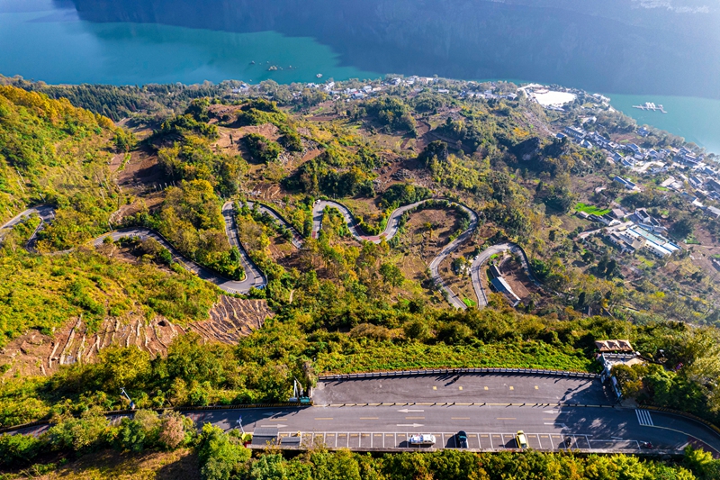 2025年11月27日拍攝的貴州省黔西市新仁苗族鄉化屋村四好農村路（無人機照片）。