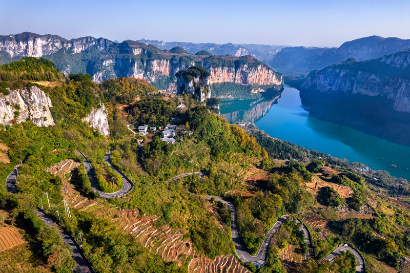 2025年11月27日拍攝的貴州省黔西市新仁苗族鄉化屋村四好農村路（無人機照片）。