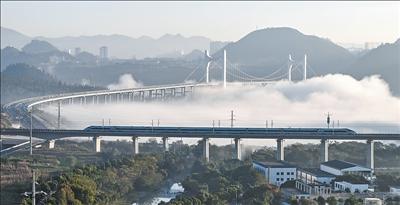 圖為當日，一列動車組列車駛過盤興高鐵北環線特大橋。