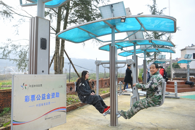 正在使用運動器材的村民。聞雙攝