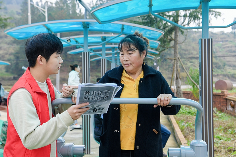 志愿者為村民做反詐宣傳。聞雙攝
