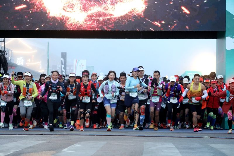 5 圖為選手們如離弦之箭，競相沖出起跑線。.JPG