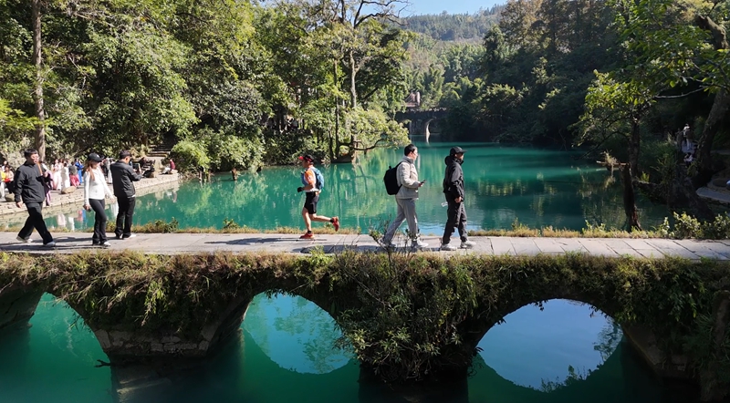 7 圖為選手跑過小七孔古橋，靈動的身影與古橋相映成趣。.jpg