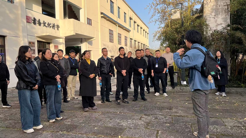 圖為:安吉縣靈峰街道大竹園村講解員在介紹特色精品村打造經驗