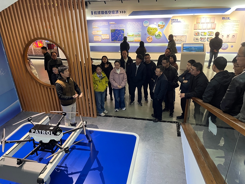 圖為:全體學員聆聽“低空+文旅”消費場景運營模式