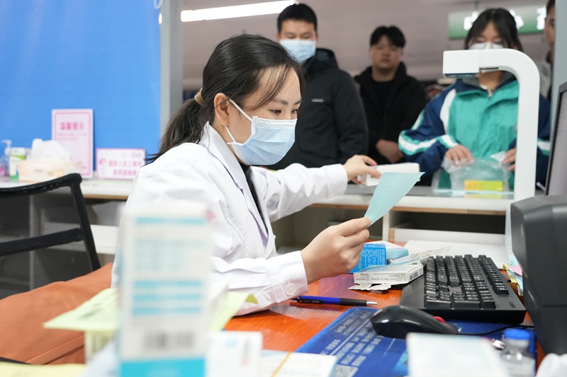 4、11月27日晚上9點，兒科急診配藥醫生正忙碌為患兒分揀藥物。