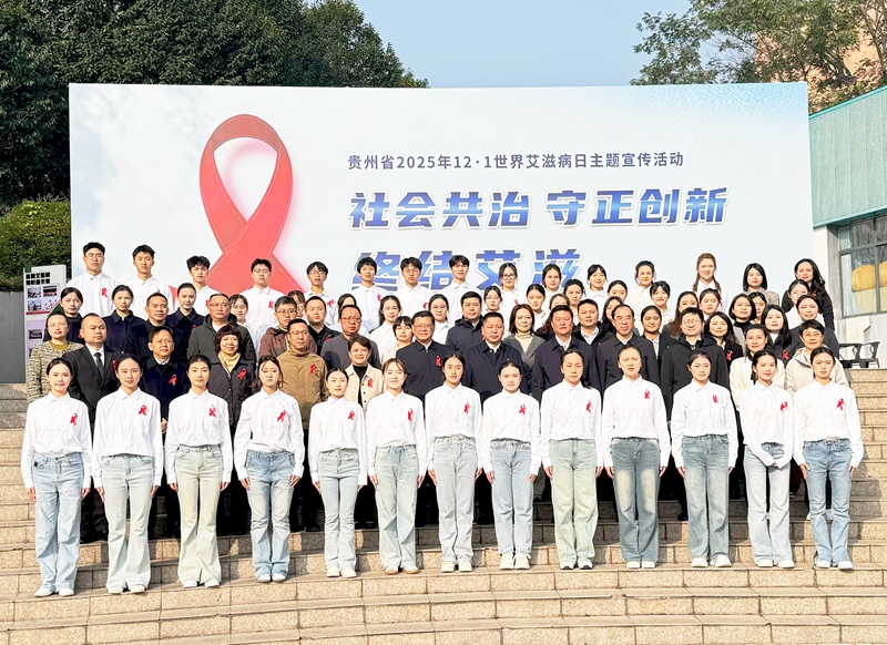 參加活動人員合影留念。張佳佳攝