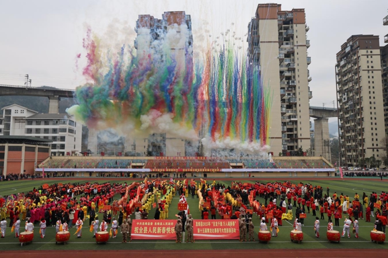 息烽“百龍千鼓 萬人鬧新春”第十五屆舞龍比賽展演活動盛大舉行.jpg