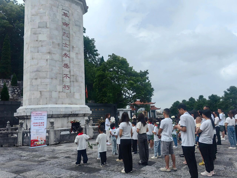 圖為走進東華山烈士陵園緬懷先烈。