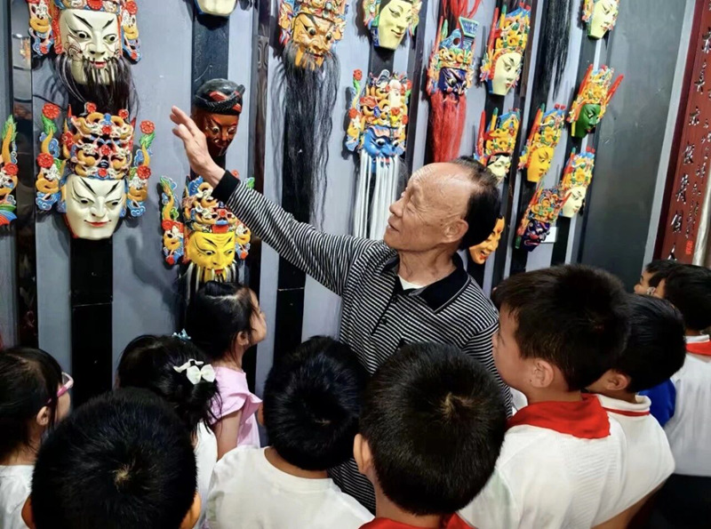 圖為參觀“高臺地戲”珍寶 。