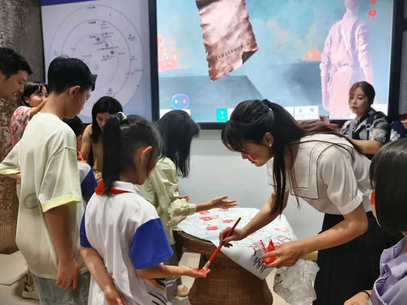 圖為開展“傳承紅色基因”閱讀活動。