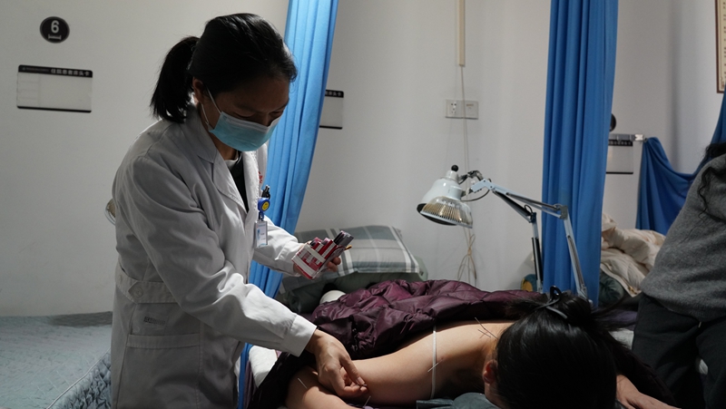 3、海校街道社區衛生服務中心病人們正在就診。