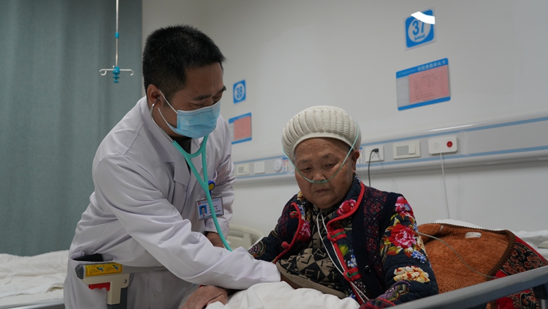 4、海校街道社區衛生服務中心病人們正在就診。