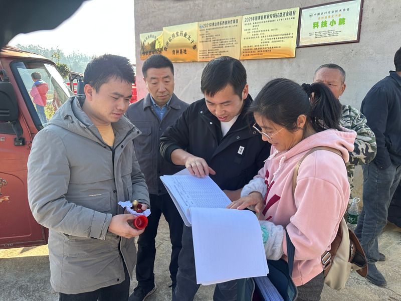 施秉縣牛大場鎮工作人員給特殊人群發放肥料。