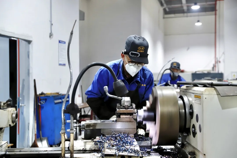 貴州能安機電設備制造有限公司生產車間內工人正在作業。