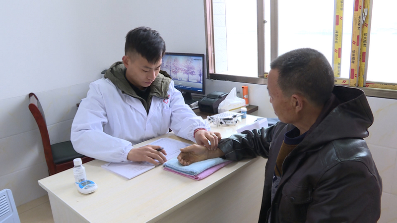 村衛生室村醫為村民“把脈問診”。習水縣融媒體中心供圖