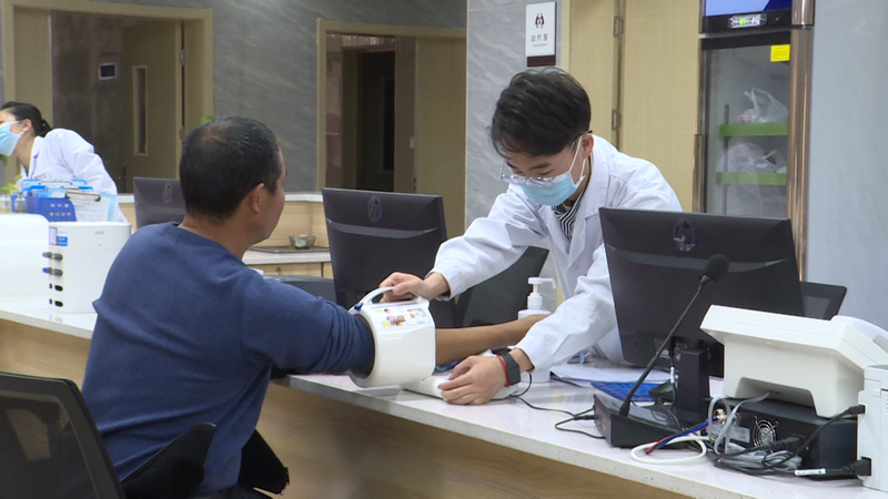 縣中醫院市民正在體檢。習水縣融媒體中心供圖