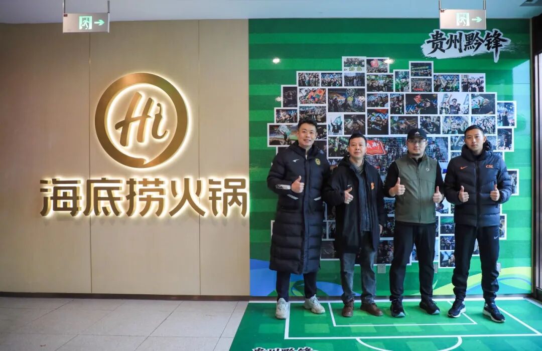 當天，有關負責人為該球迷主題餐廳揭牌。