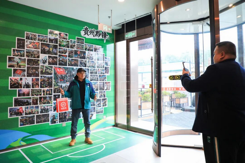 足球球迷在店內打卡