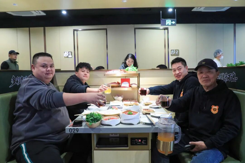 足球球迷在店內打卡。