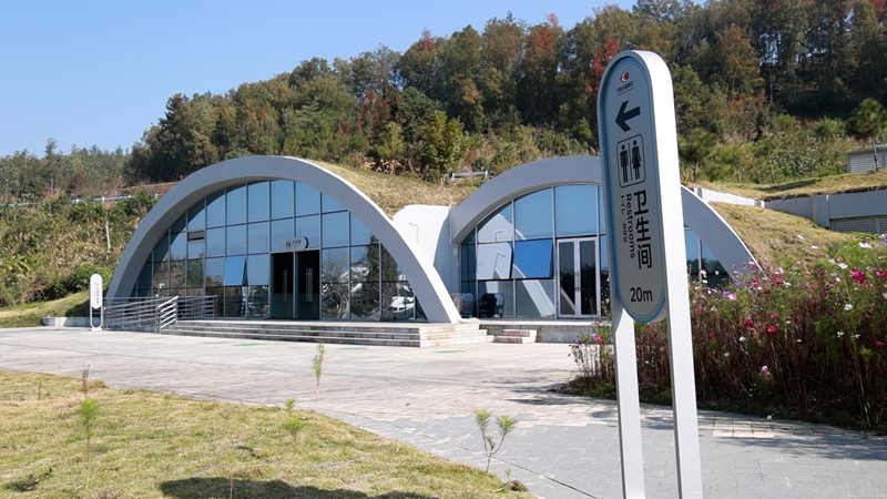 景區停車場衛生間。