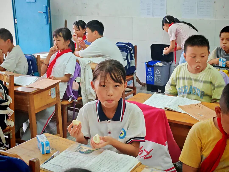 課間,雞蛋和牛奶為學生補充營養。