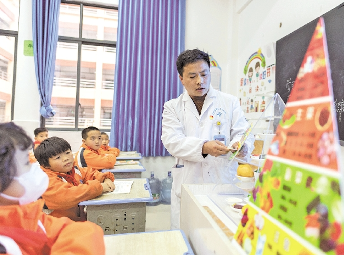 醫護人員在天柱縣第八小學為學生講解營養知識。龔偕延攝