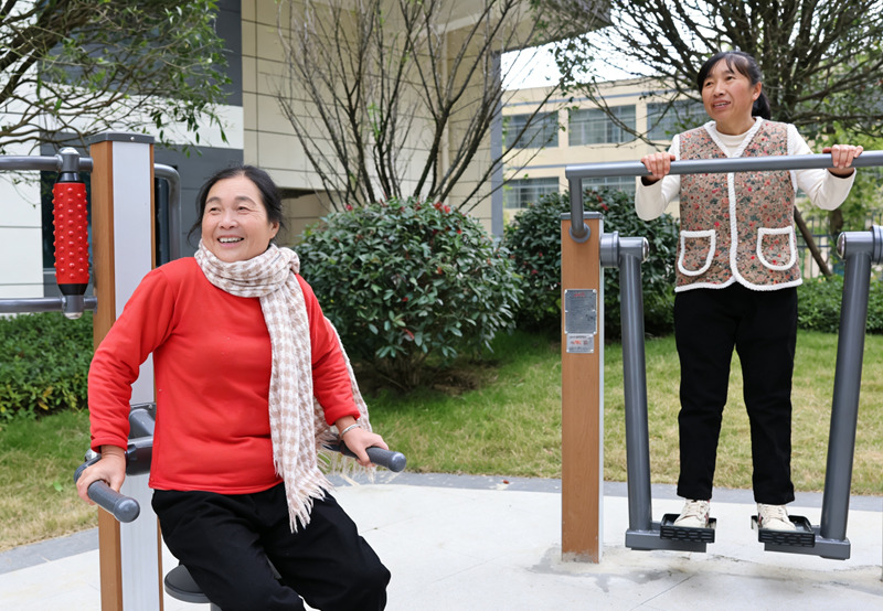 小區居民使用健身器材。