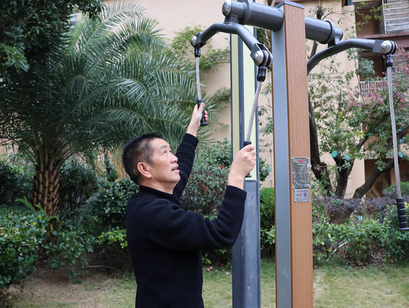 小區居民使用健身器材。