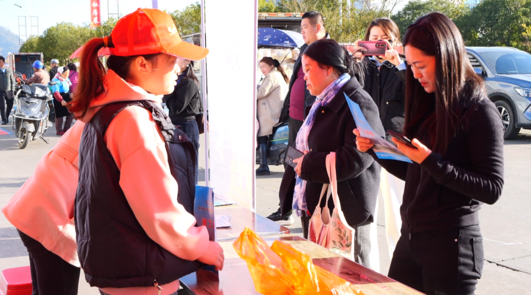 招聘會(huì)現(xiàn)場。