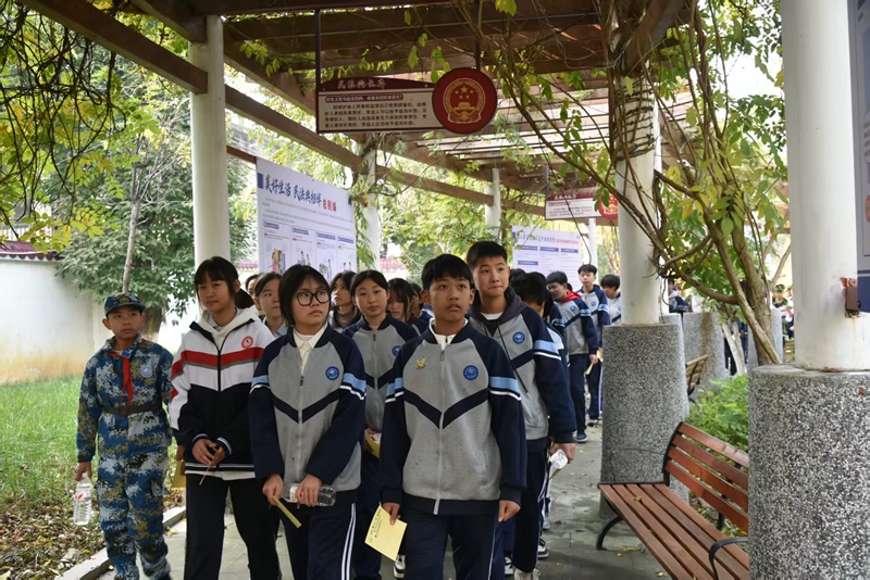 學生們正在參觀法治文化長廊。王方 攝.jpg