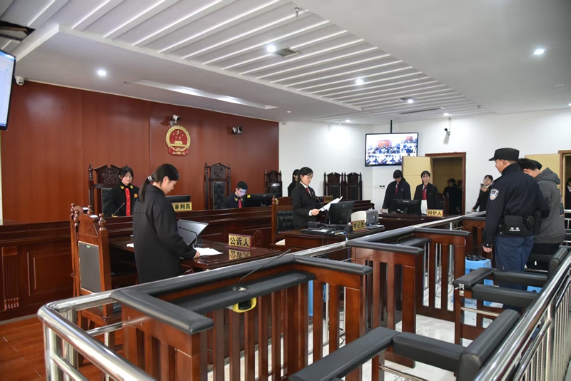 學生們正在參與模擬法庭。王方 攝.jpg