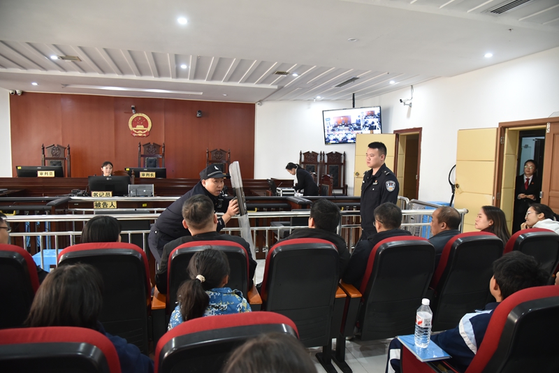 法警教導員正在給給學生們講解法警工作日常及基本裝備用法。王方 攝.jpg