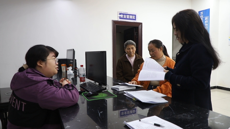 貴苑社區(qū)家門口就業(yè)服務(wù)站，協(xié)管員耐心協(xié)助求職者填寫相關(guān)信息和崗位訴求 (2).jpg