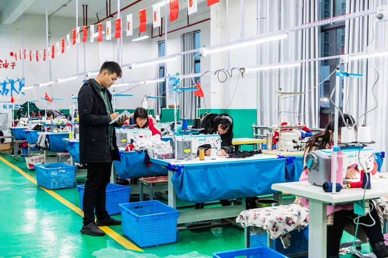 旺家社區(qū)微工廠，工人在趕制訂單 (1).jpg