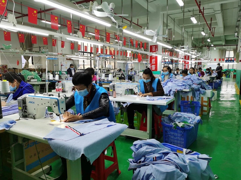 旺家社區(qū)微工廠，工人在趕制訂單 (2).jpg