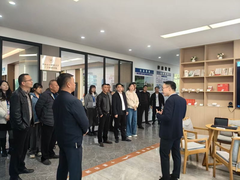 1 圖為街道組織干部到“十里云湖”學習.jpg