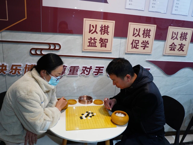 3 圖為在象棋社、圍棋社增進鄰里智慧交流;.jpg