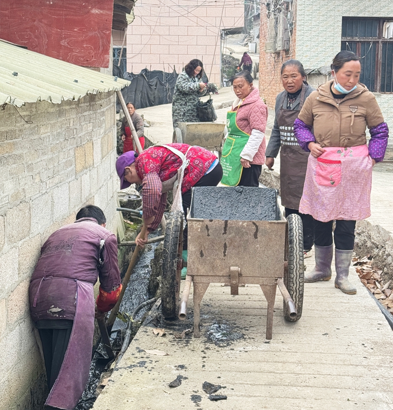 干群奮力疏通排污管 (2).jpg