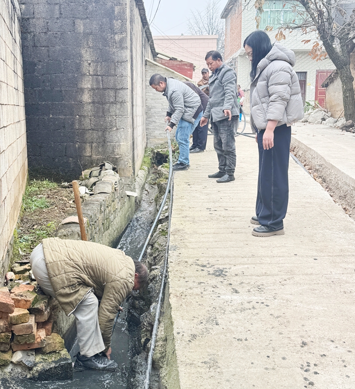 干群奮力疏通排污管 (1).jpg