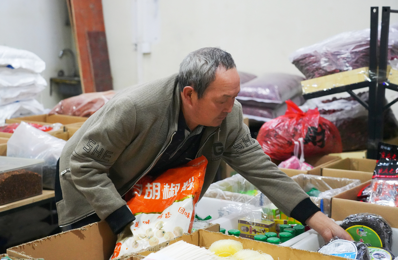 吳開楊正在給客戶打包配送貨物。