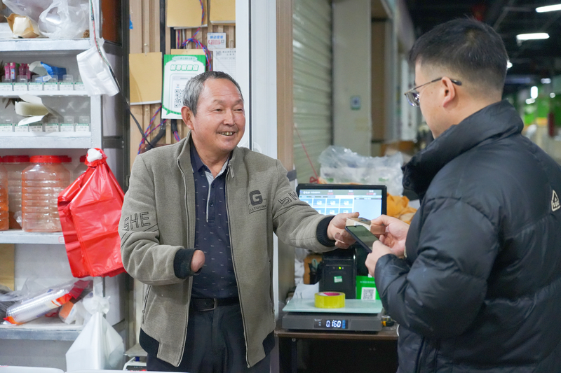 吳開楊正在售貨。