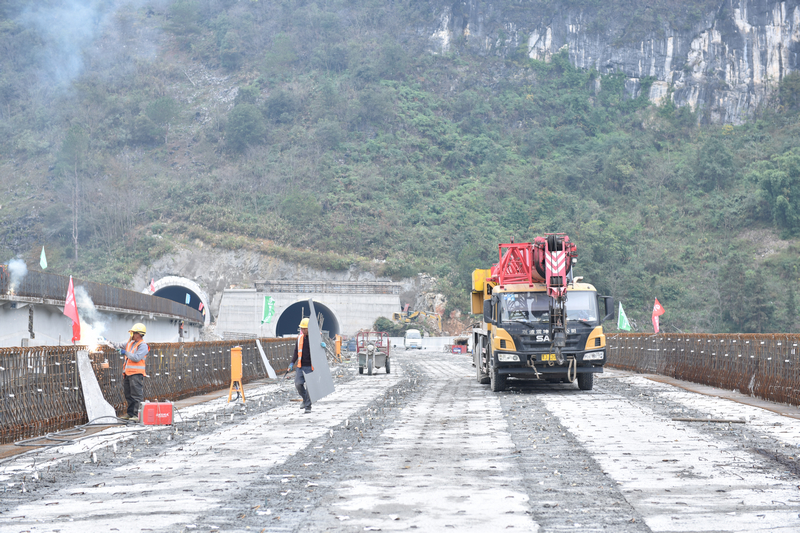 工人施工作業。