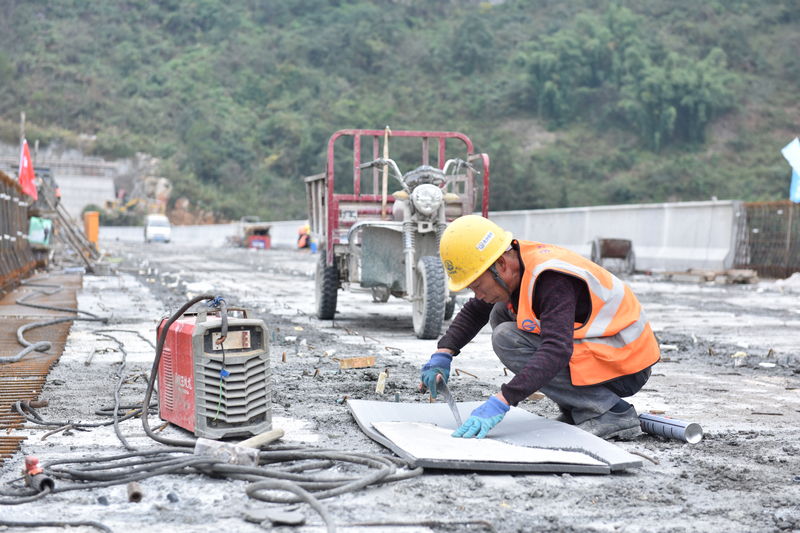 工人施工作業。