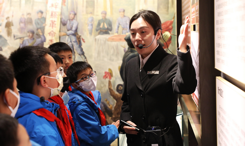 講解員嚴(yán)家璦正在為研學(xué)的學(xué)生講解。陳桂良攝