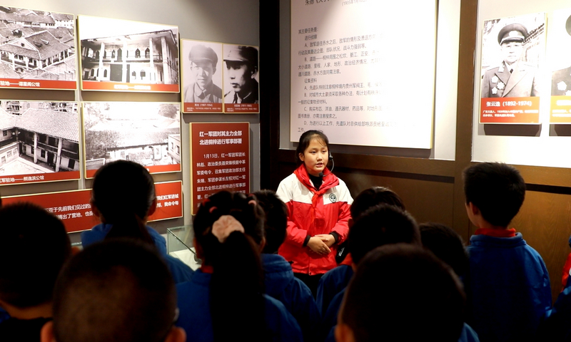 小小紅色宣講員正在開(kāi)展紅色故事講解。陳桂良攝