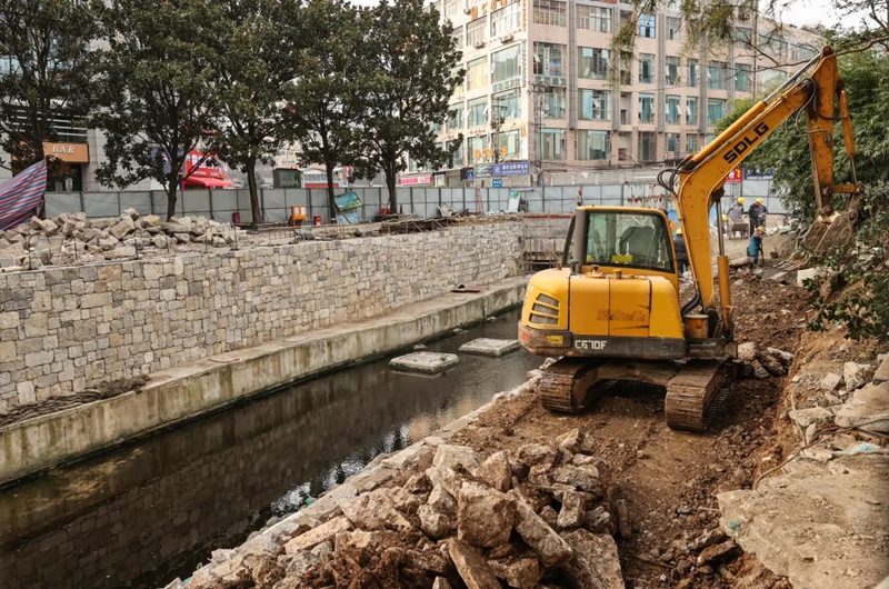 河西路側平臺第三階擋墻基槽開挖 。