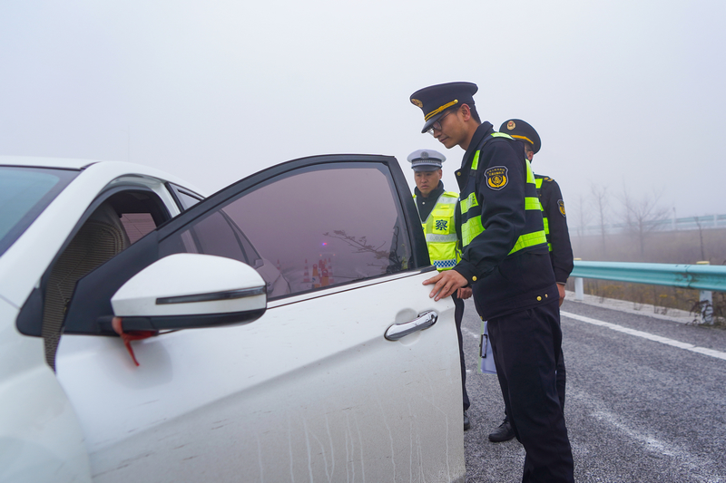 12月4日，在威寧高速公路“抗凝保通”應急演練現場，”一路多方“工作人員在對“故障車輛“現場勘察。