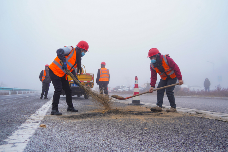 12月4日，在威寧高速公路“抗凝保通”應急演練現場，”一路多方“工作人員在對“故障車輛“現場勘察。