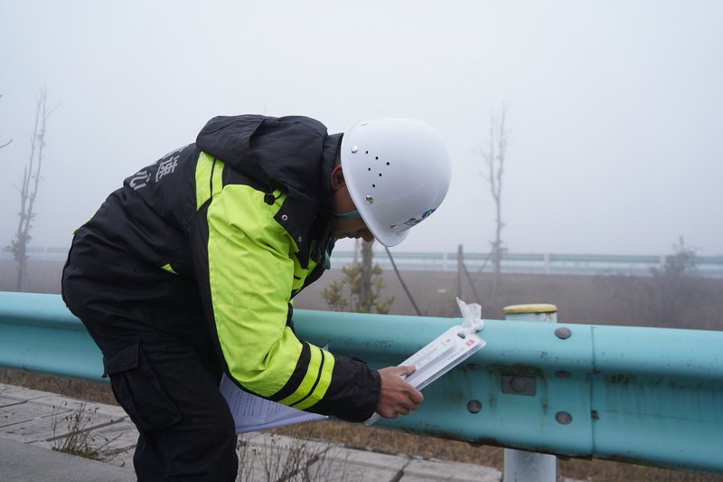 12月4日，在威寧高速公路“抗凝保通”應急演練現場，”一路多方“工作人員在對“故障車輛“現場勘察。